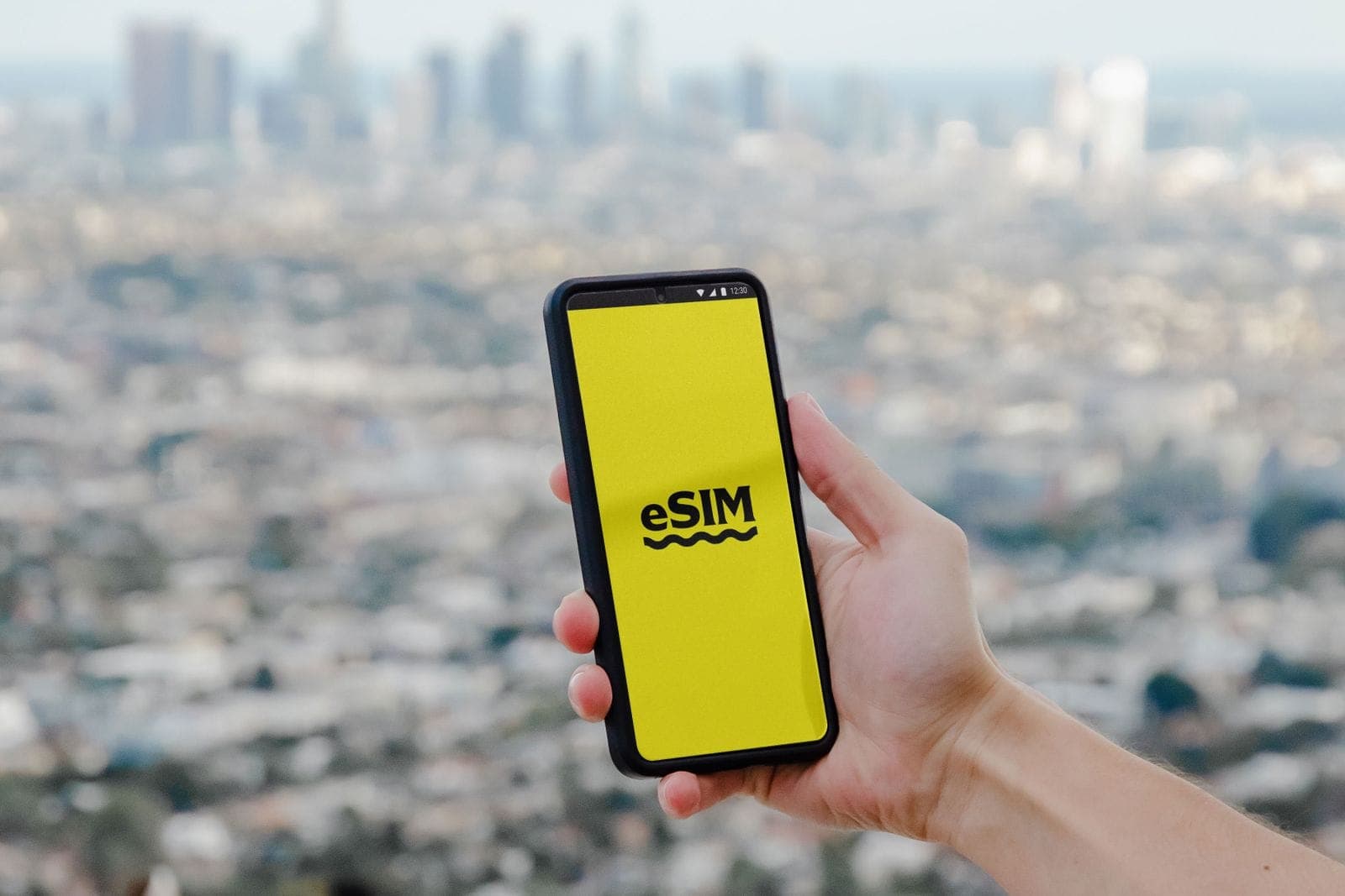 eSIM или роуминг: что выгоднее в путешествии